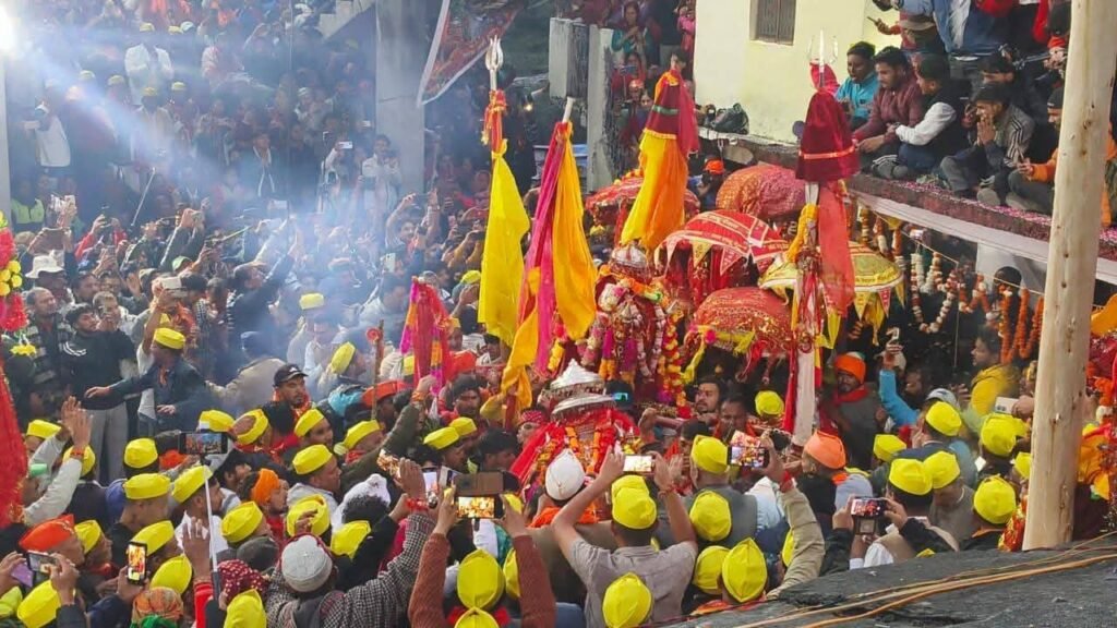 चमोली: धर्म भाई लाटू के गांव वाण पहुंची मां नंदा राज राजेश्वरी की डोली, जयकारों से गुंजायमान हुआ पूरा क्षेत्र। 2 1000355839