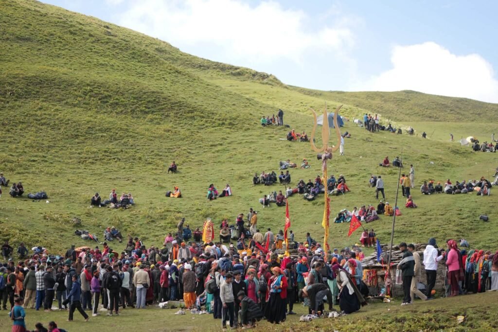 बेदनी कुंड में विधि-विधान से संपन्न हुई माँ नंदा राज राजेश्वरी की सप्तमी लोक जात, उमड़ा श्रद्धालुओं का जनसैलाब। 3 1000360128