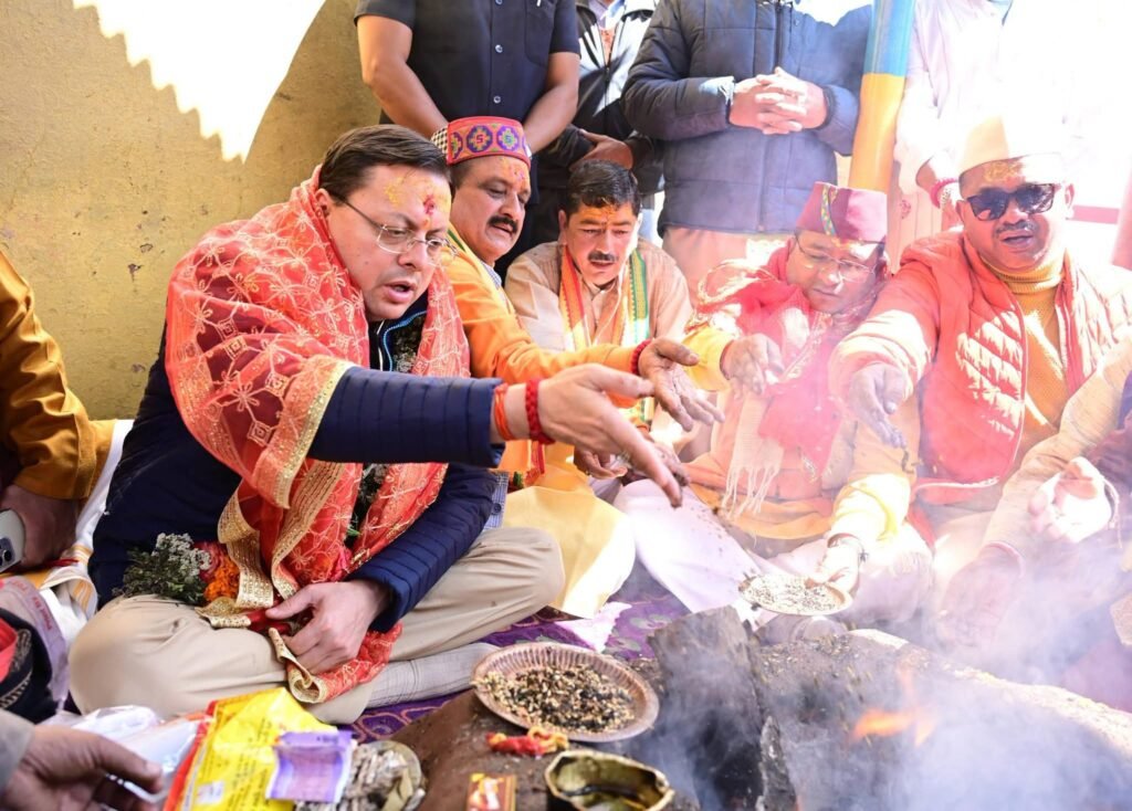 मुख्यमंत्री पुष्कर सिंह धामी ने बदरीनाथ धाम में की पूजा-अर्चना, श्रद्धालुओं से संवाद कर जाना यात्रा का हाल। 2 1000363190