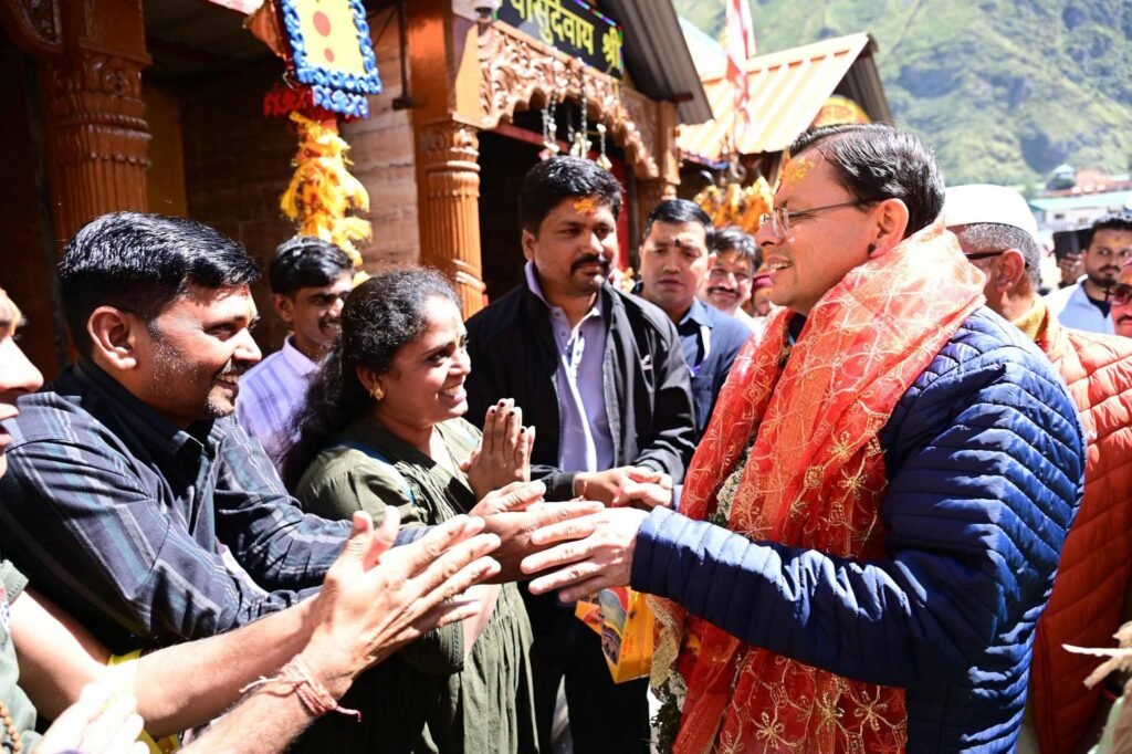मुख्यमंत्री पुष्कर सिंह धामी ने बदरीनाथ धाम में की पूजा-अर्चना, श्रद्धालुओं से संवाद कर जाना यात्रा का हाल। 3 1000363193