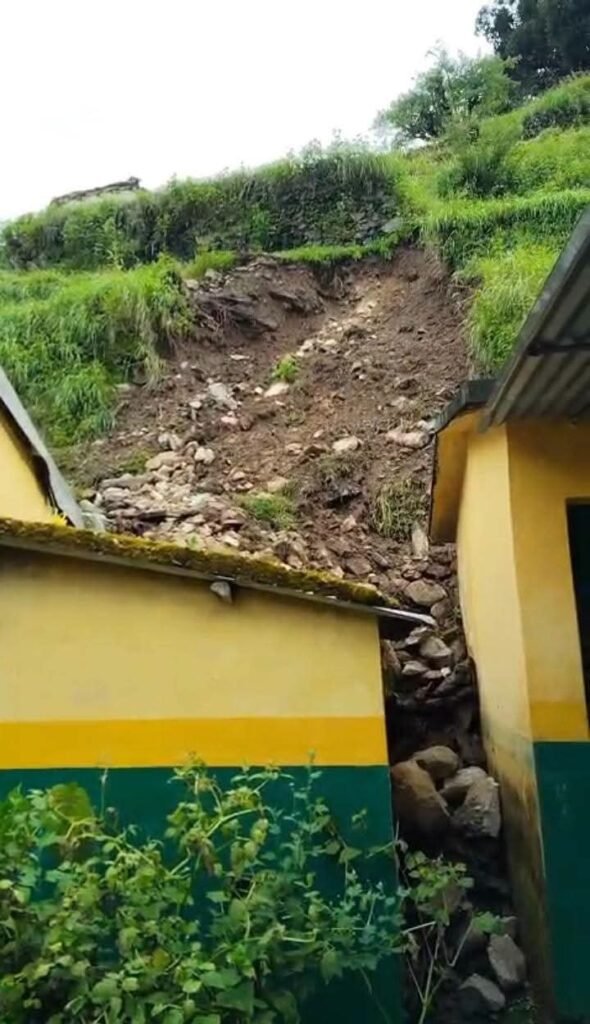कीर्तिनगर के प्राथमिक विद्यालयों की बदहाली पर उप प्रधान संघ सख्त, तहसीलदार को सौंपा ज्ञापन; 15 दिन में आंदोलन की चेतावनी। 3 1000364577