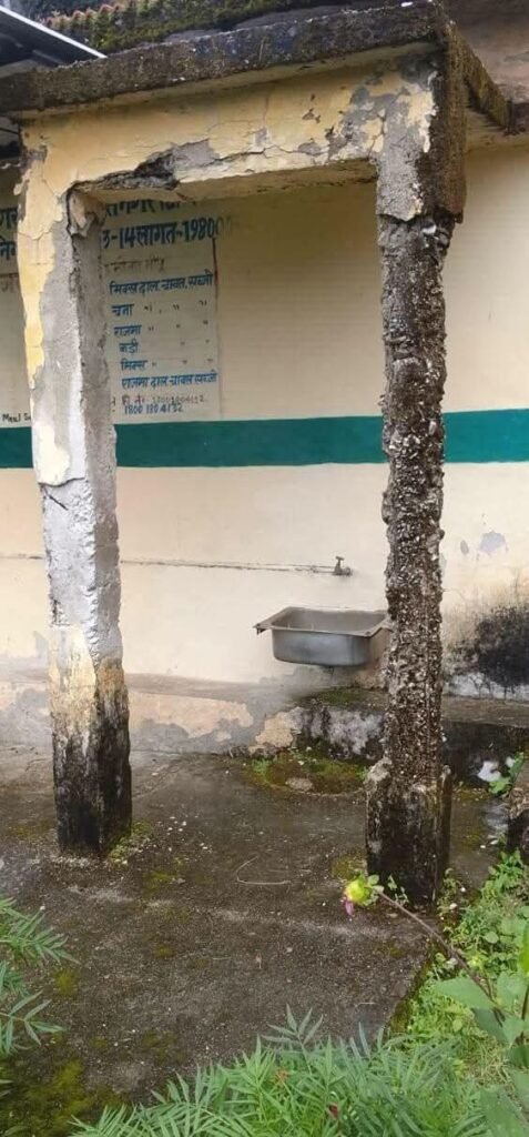 कीर्तिनगर के प्राथमिक विद्यालयों की बदहाली पर उप प्रधान संघ सख्त, तहसीलदार को सौंपा ज्ञापन; 15 दिन में आंदोलन की चेतावनी। 2 1000364578