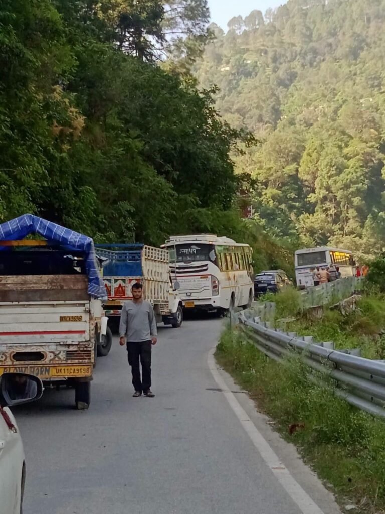 कर्णप्रयाग-गैरसैंण हाइवे पर भारी भूस्खलन: सूझबूझ से बची स्कूटी सवार की जान, मलबे में दबा वाहन; यातायात ठप। 3 1000369089