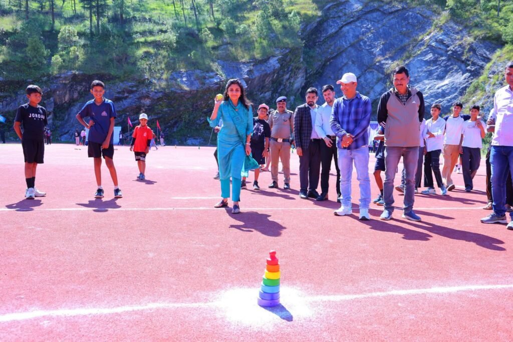 सांसद चैंपियनशिप ट्रॉफी: DM स्वाति एस. भदौरिया ने रांसी स्टेडियम पहुंचकर बढ़ाया खिलाड़ियों का उत्साह; खुद भी खेला 'पिट्ठू' 2 1000380823