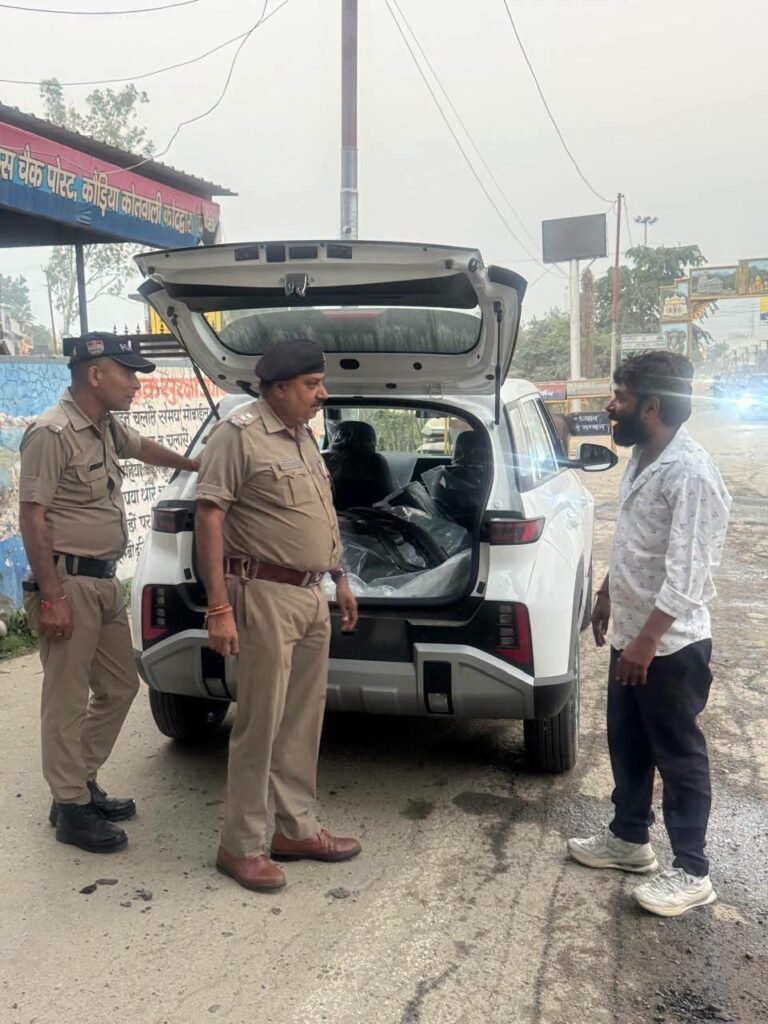 पौड़ी गढ़वाल: सुरक्षा व्यवस्था मजबूत करने को पुलिस का रात्रिकालीन चेकिंग अभियान, संदिग्धों और वाहनों की सघन जांच। 3 1000386532