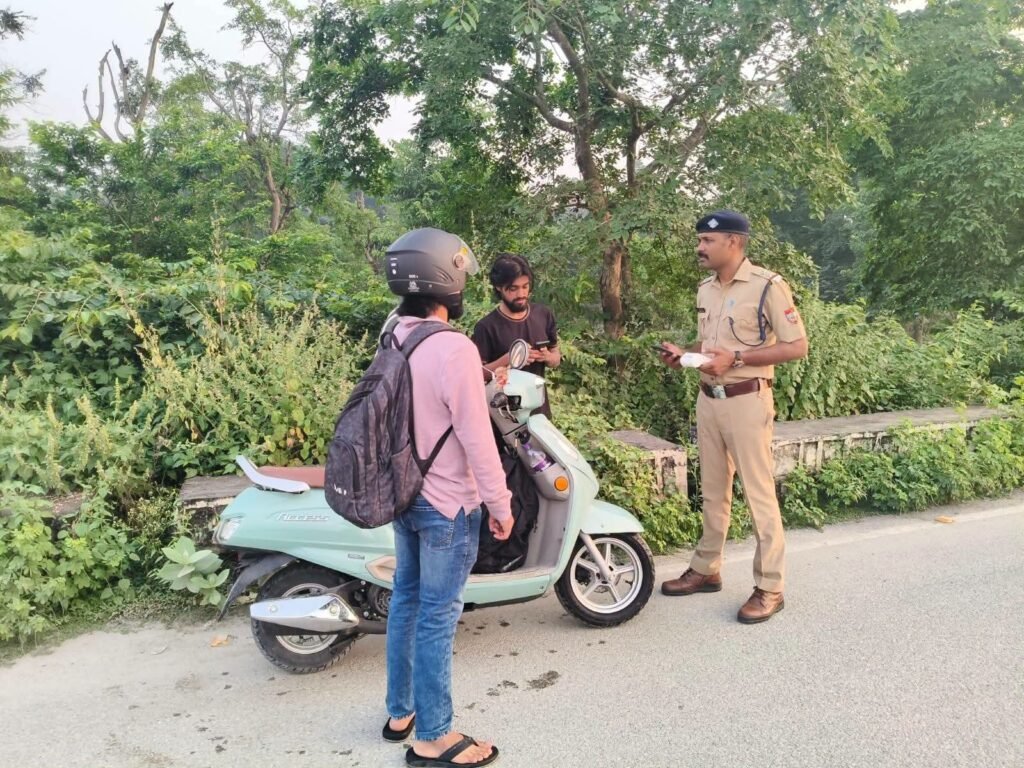 पौड़ी गढ़वाल: सुरक्षा व्यवस्था मजबूत करने को पुलिस का रात्रिकालीन चेकिंग अभियान, संदिग्धों और वाहनों की सघन जांच। 4 1000386533
