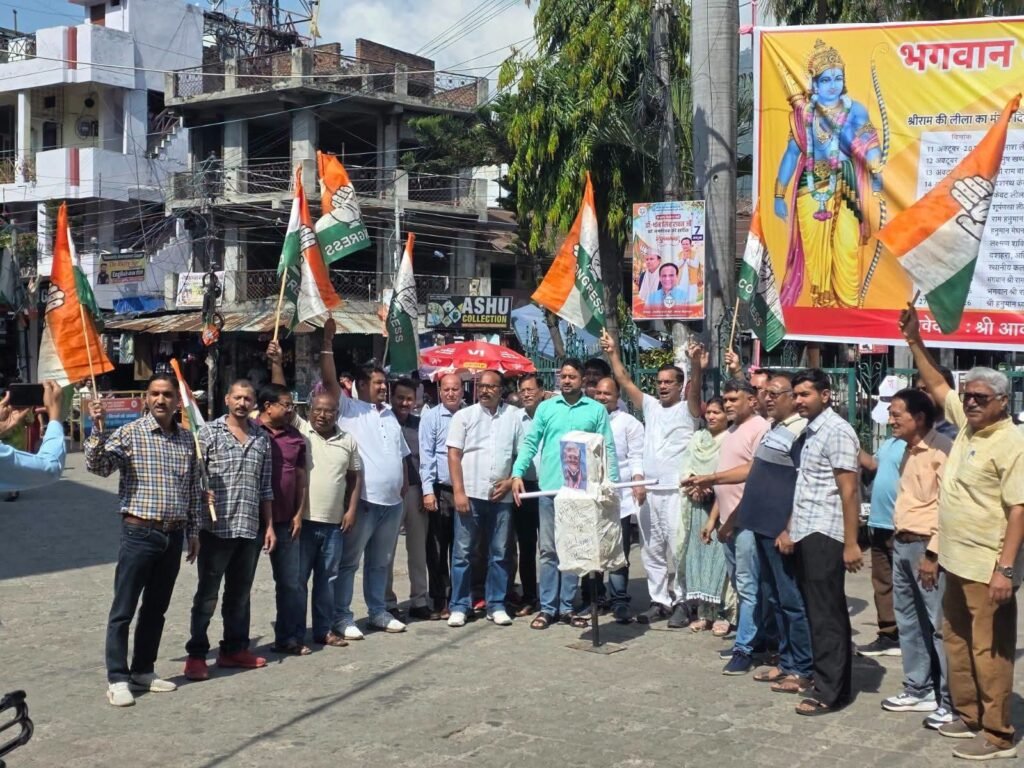 SIR प्रक्रिया में गड़बड़ी के विरोध में पुतला दहन, मुख्य निर्वाचन आयुक्त के इस्तीफे की मांग। 2 1000392152