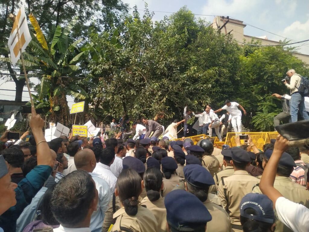 10 सूत्रीय मांगों को लेकर ग्राम प्रधानों का सचिवालय कूच। 2 1000392275
