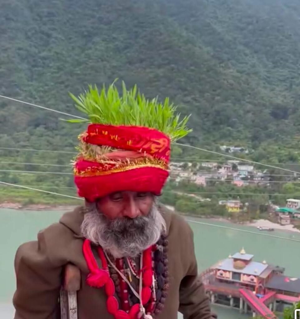 माँ धारी देवी के दरबार में अनूठी साधना: जूना अखाड़े के बाबा नारायण गिरि ने सिर पर उगाई हरियाली, छह दिन में तैयार हुआ अद्भुत स्वरूप बना कौतूहल का विषय। 3 1000403344
