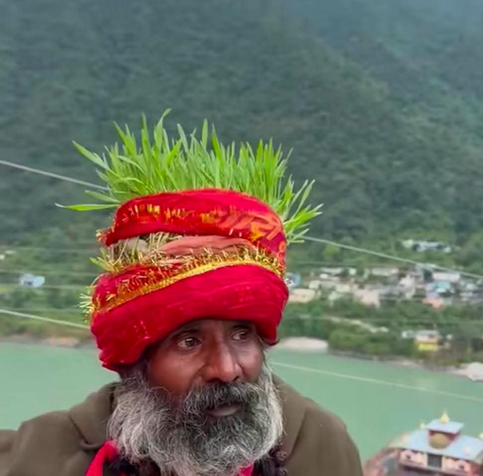 माँ धारी देवी के दरबार में अनूठी साधना: जूना अखाड़े के बाबा नारायण गिरि ने सिर पर उगाई हरियाली, छह दिन में तैयार हुआ अद्भुत स्वरूप बना कौतूहल का विषय। 2 1000403346