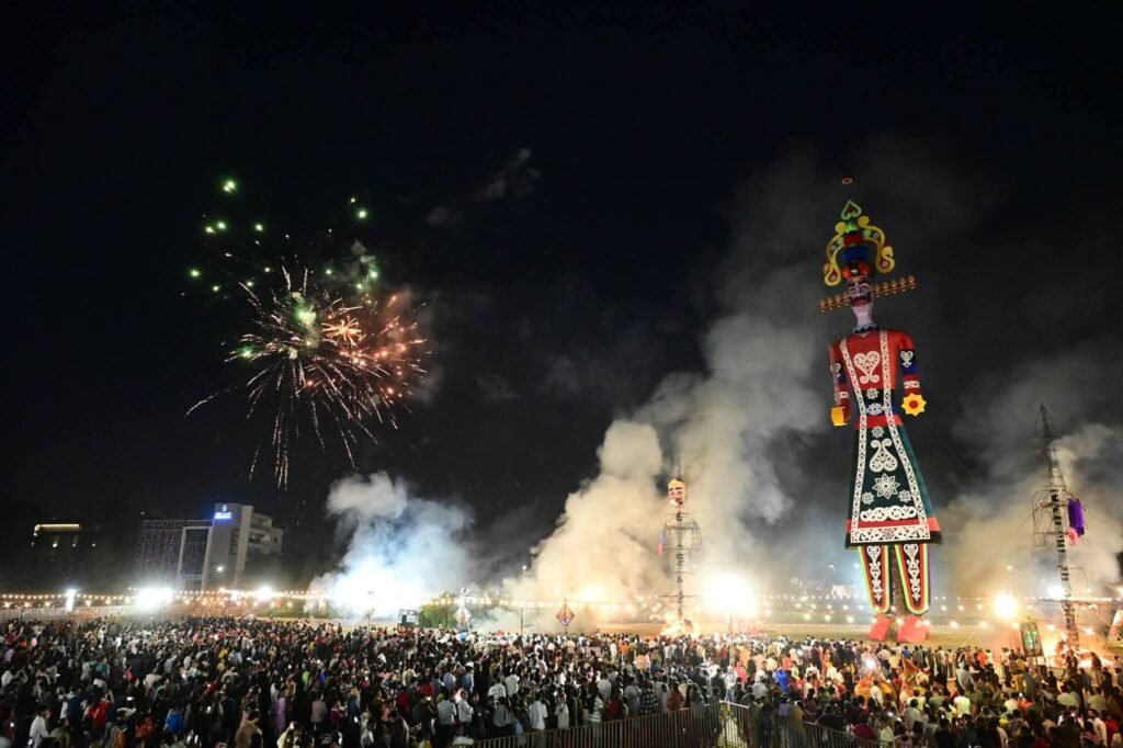 परेड ग्राउंड, देहरादून में भव्य दशहरा महोत्सव: सीएम धामी ने प्रदेशवासियों को दी विजयादशमी की शुभकामनाएं। 3 1000409657