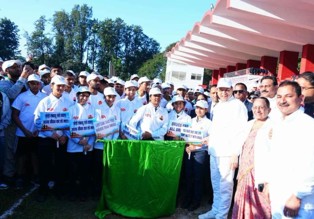 नशामुक्त उत्तराखण्ड के संकल्प के साथ CM धामी ने दिखाई वॉकथॉन को हरी झंडी। 2 1000412242