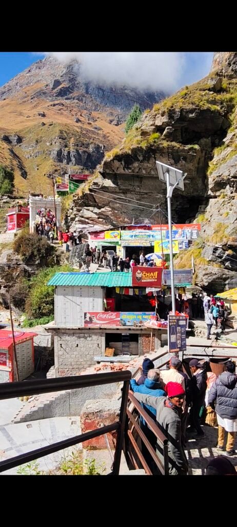 बदरीनाथ धाम पहुँचे भगवान बदरीविशाल के शीतकालीन वस्त्र, माणा की बेटियां निभा रहीं सदियों पुरानी परंपरा। 2 1000413603