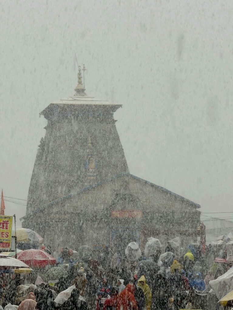 केदारनाथ धाम में कड़ाके की ठंड और बर्फबारी जारी, श्रद्धालुओं के लिए एडवाइजरी जारी; आपात स्थिति में डायल करें 112। 2 1000420365
