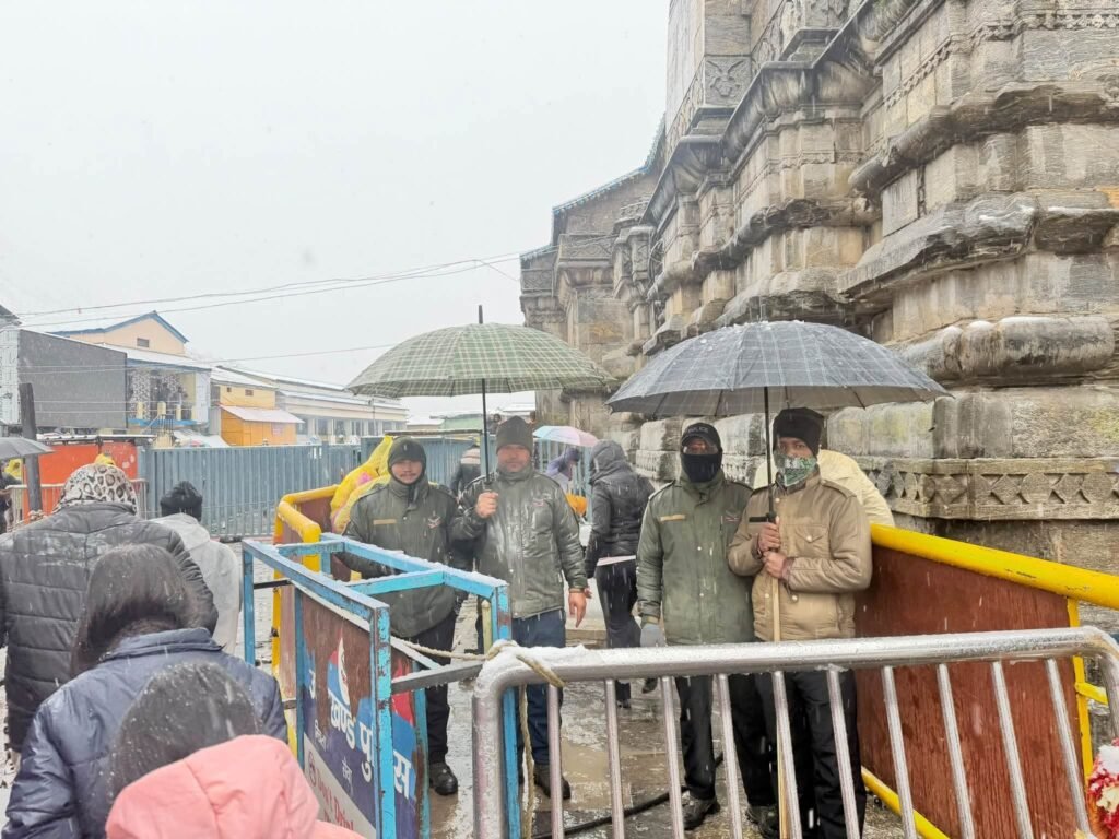 केदारनाथ धाम में शुरू हुआ बर्फबारी का दौर: चांदी की तरह चमकी केदारपुरी, देखें मनमोहक नजारा। 3 1000420372 1